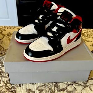 Air Jordan 1 MID (GS) size 4.5 youth